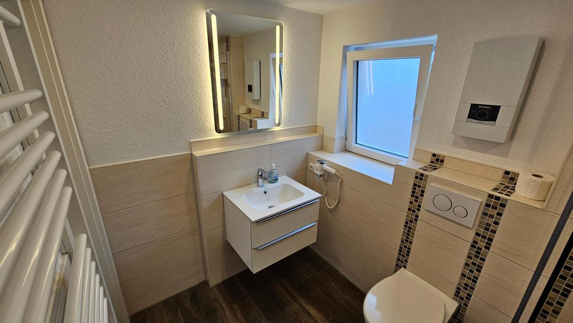 Hotel Dorfkrug Buesum - Guenstige Altbauzimmer Am Oland Kültér fotó