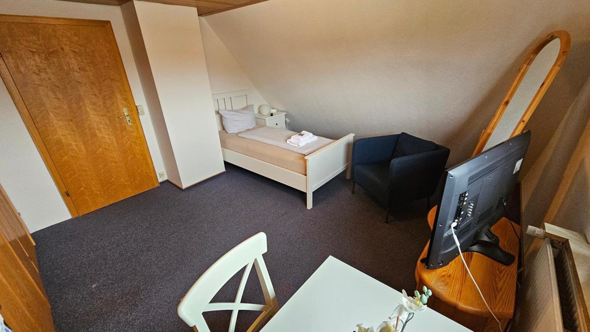 Hotel Dorfkrug Buesum - Guenstige Altbauzimmer Am Oland Szoba fotó